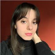 Studentessa di psicologia impartisce lezioni di letteratura italiana per studenti di liceo